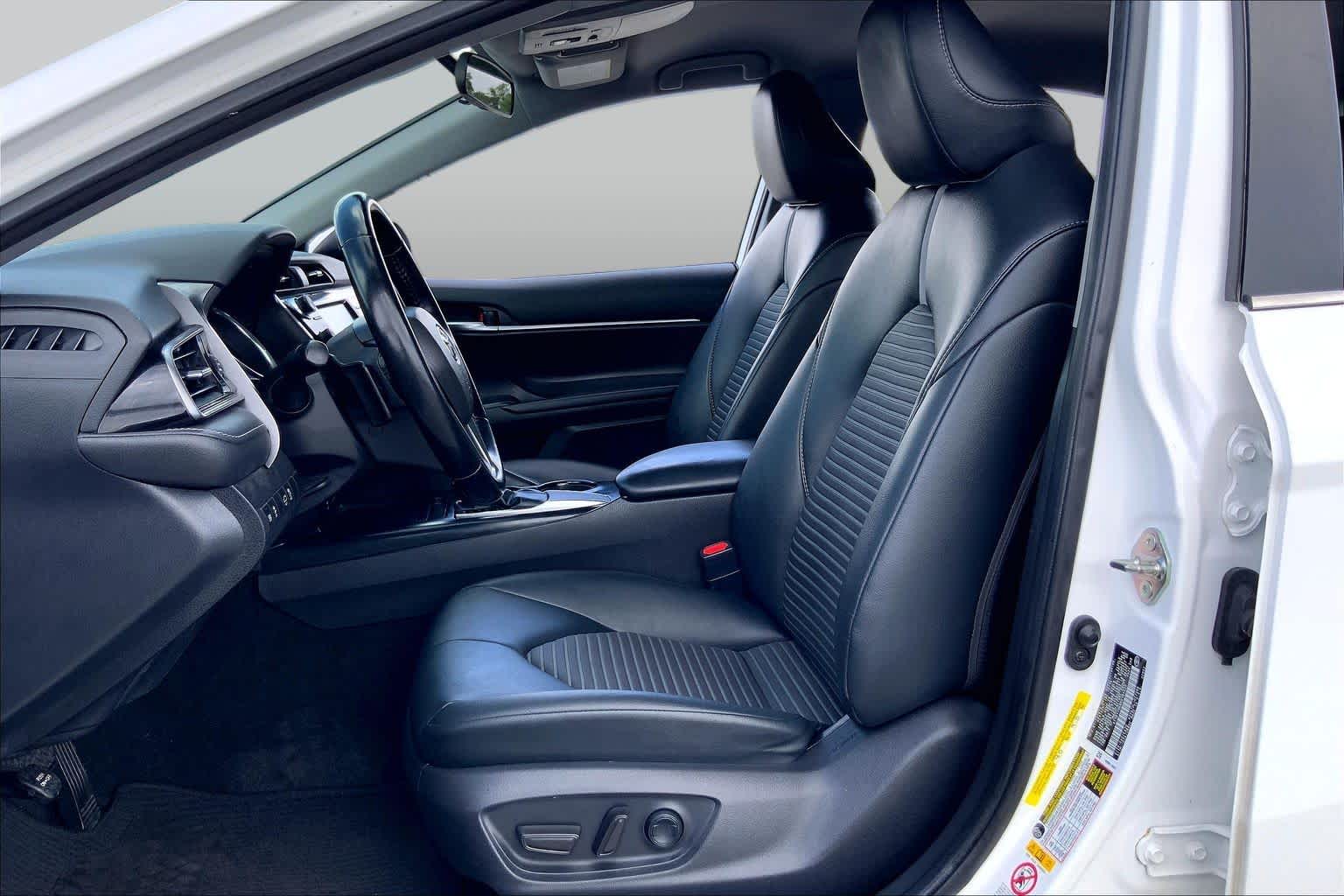 2019 Toyota Camry SE Super White at Beck & Masten Kia