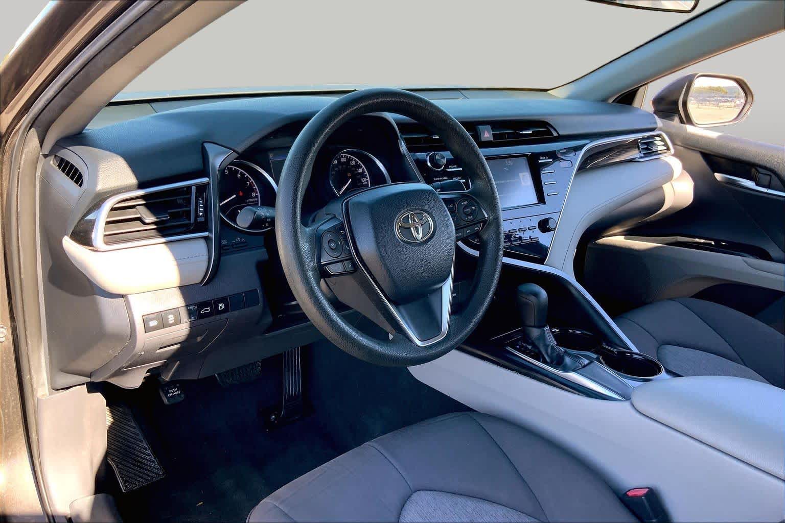 2018 Toyota Camry photo 17 of 36