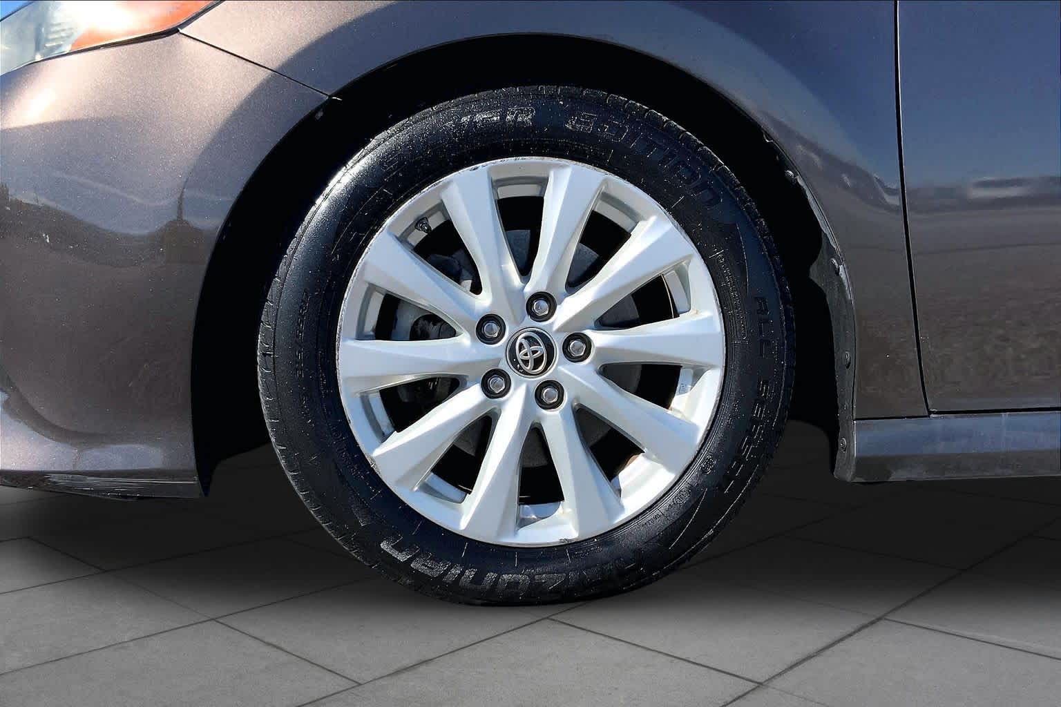 2018 Toyota Camry photo 11 of 36