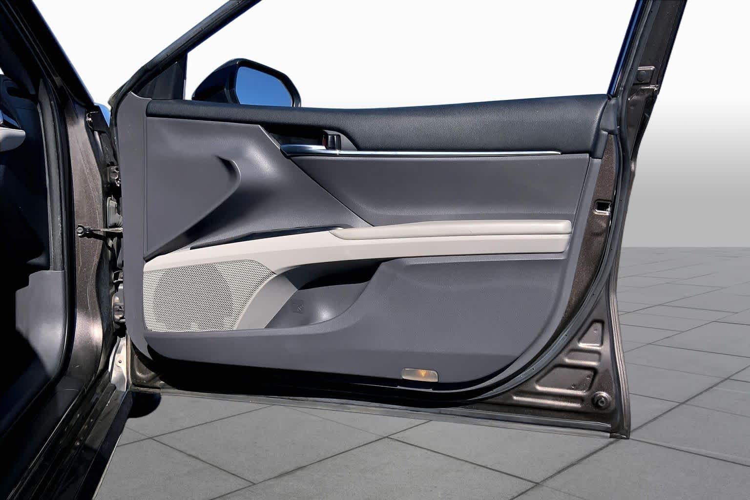 2018 Toyota Camry photo 22 of 36