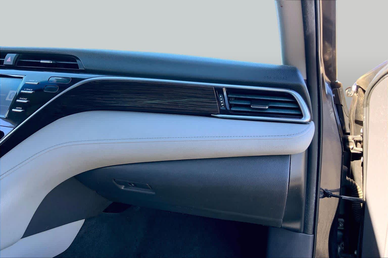 2018 Toyota Camry photo 18 of 36