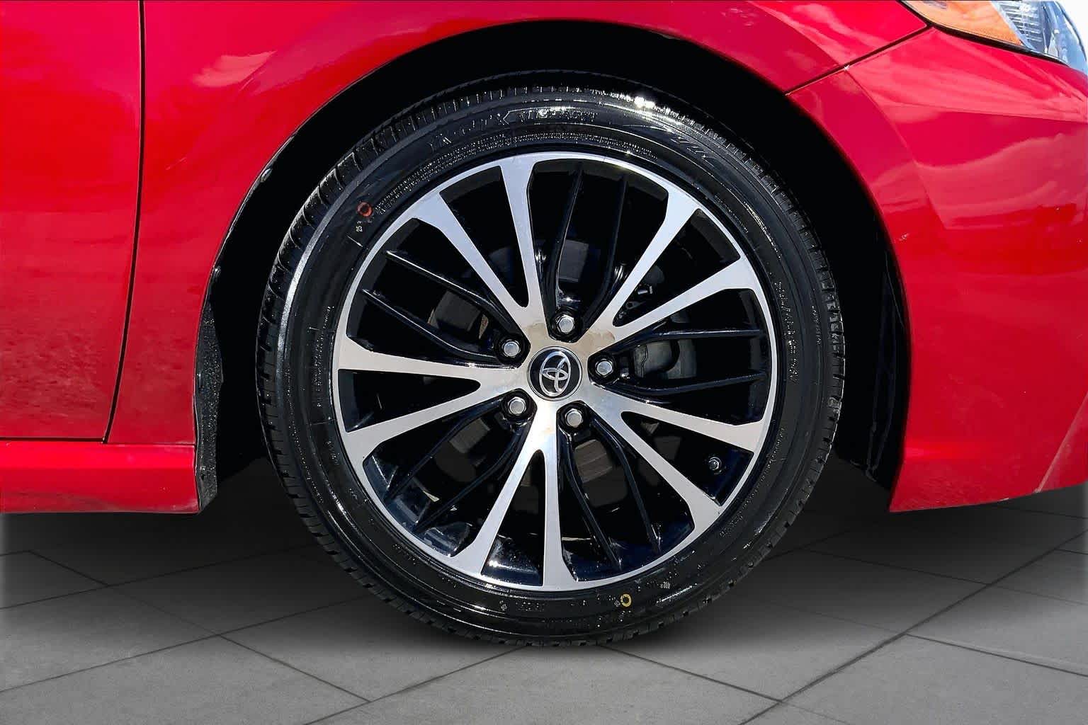 2019 Toyota Camry photo 11 of 35