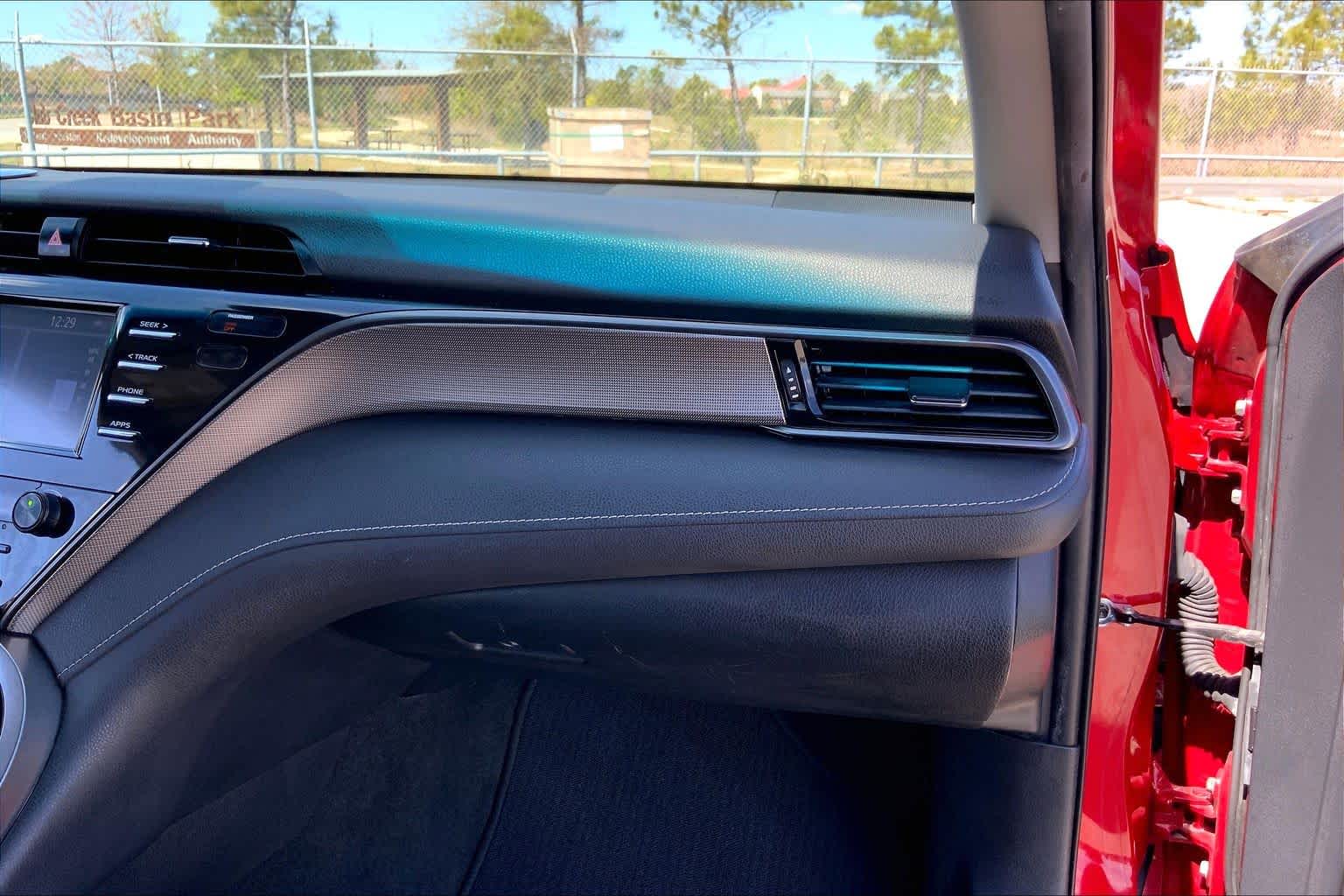 2019 Toyota Camry photo 18 of 35