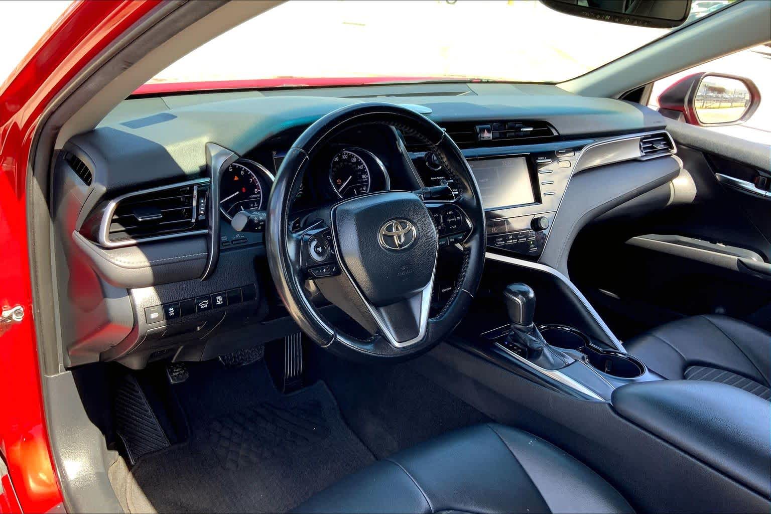 2019 Toyota Camry photo 17 of 35