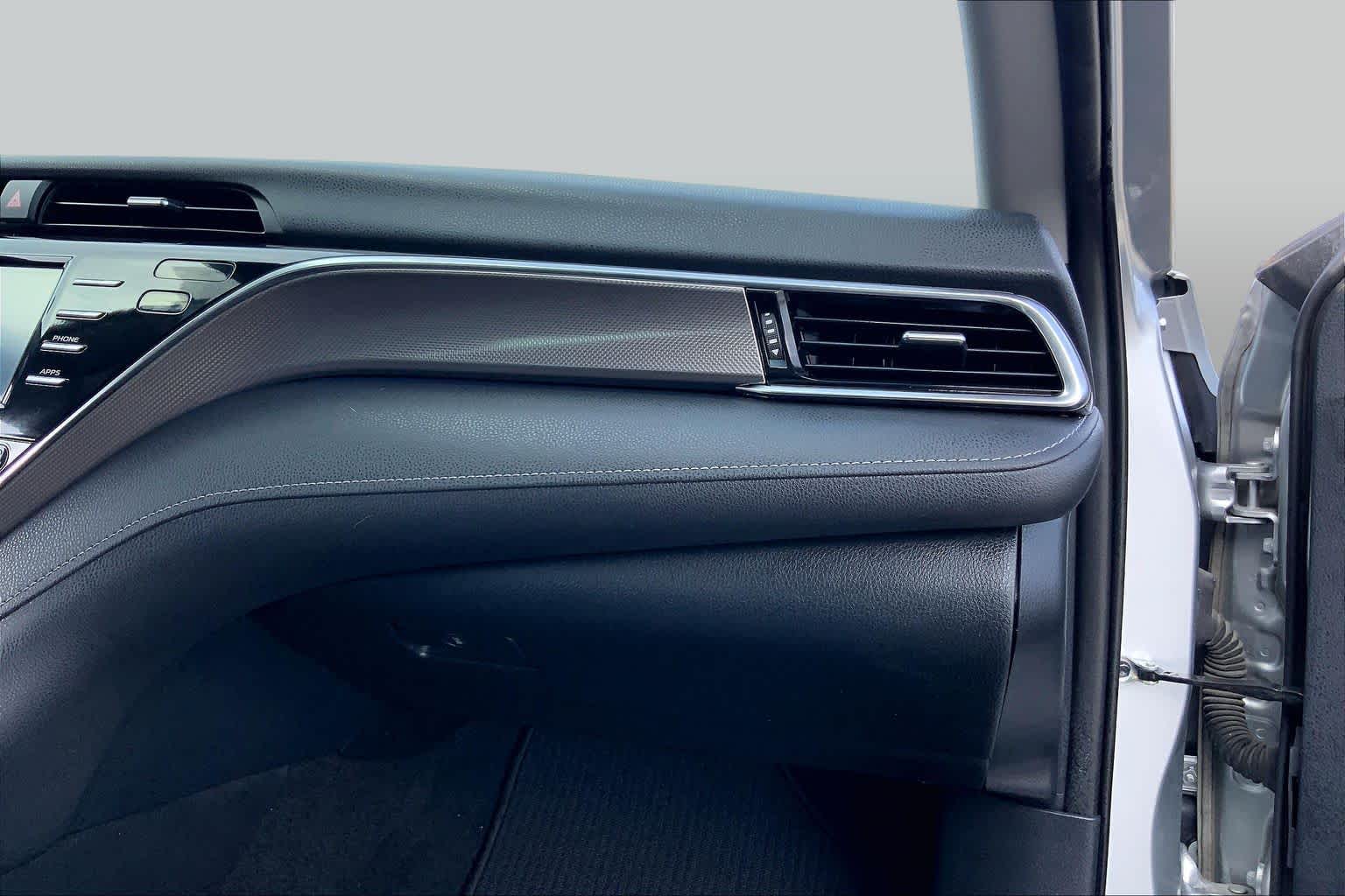 2018 Toyota Camry photo 18 of 34