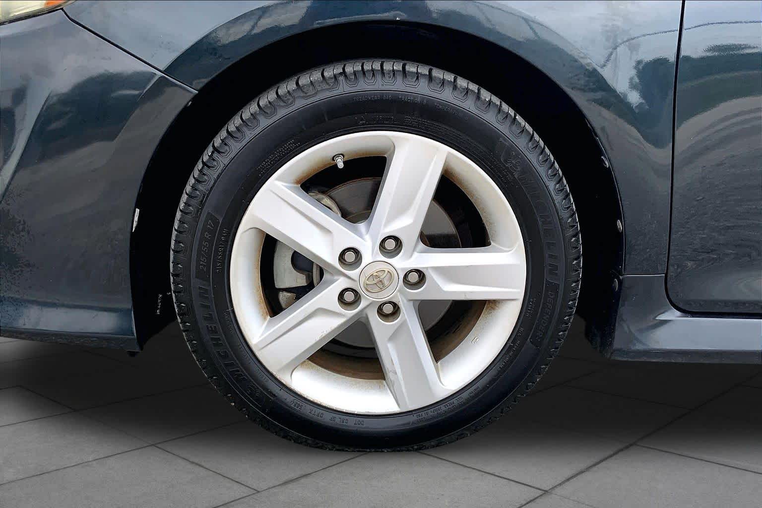 2012 Toyota Camry photo 11 of 35