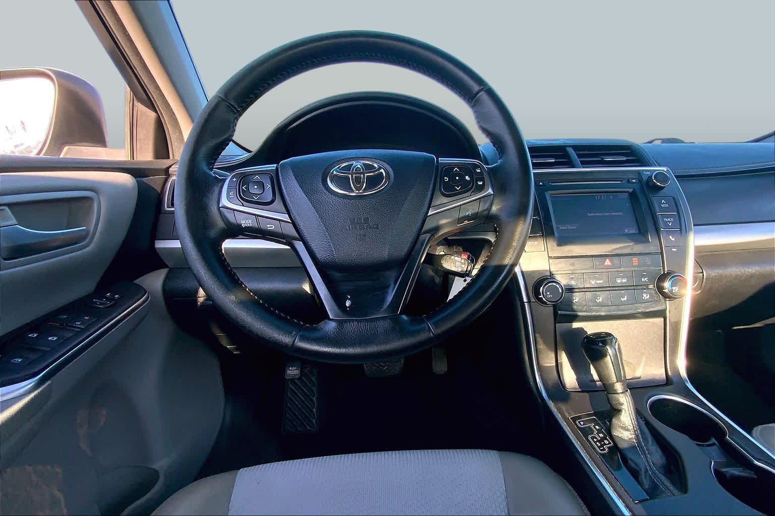 2016 Toyota Camry photo 6 of 36