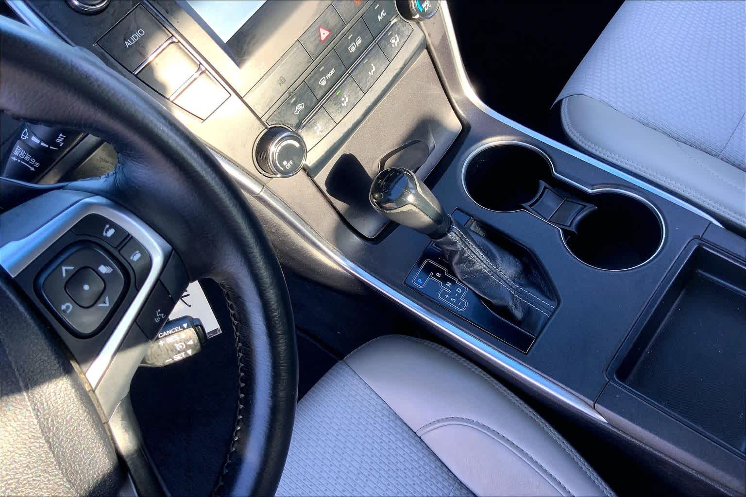 2016 Toyota Camry photo 16 of 36