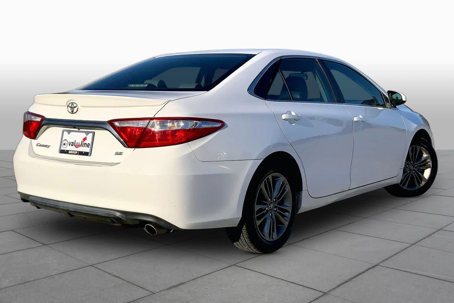 2016 Toyota Camry photo 13 of 36