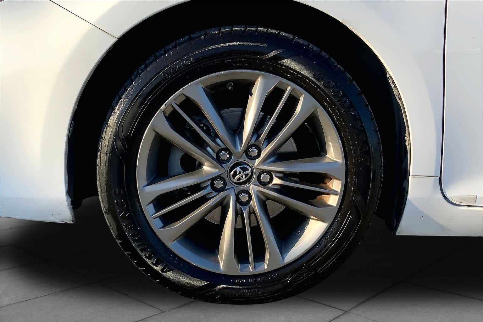 2016 Toyota Camry photo 11 of 36