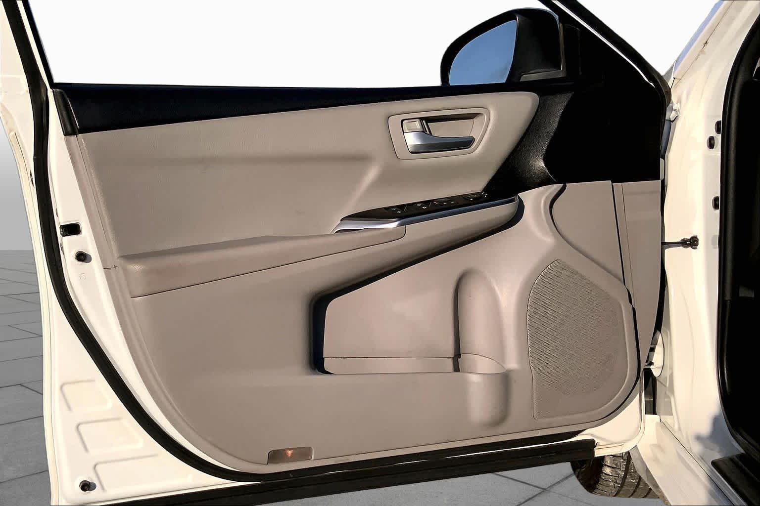 2016 Toyota Camry photo 21 of 36