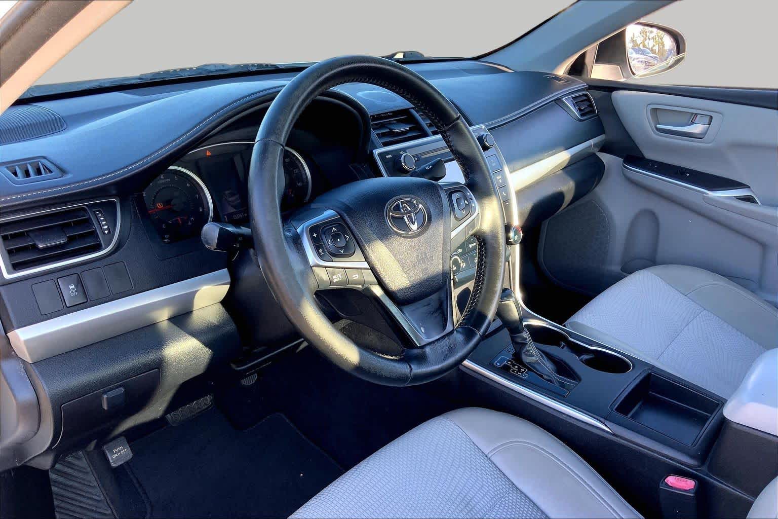 2016 Toyota Camry photo 17 of 36