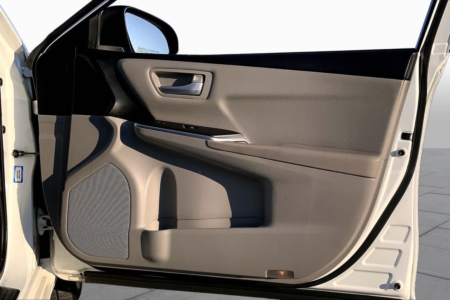 2016 Toyota Camry photo 22 of 36