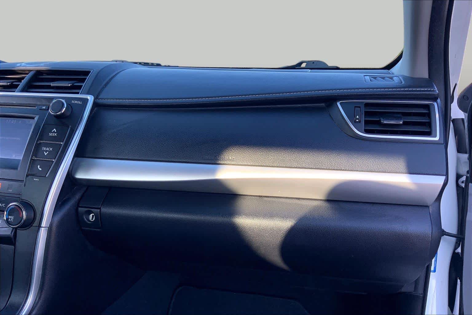 2016 Toyota Camry photo 18 of 36