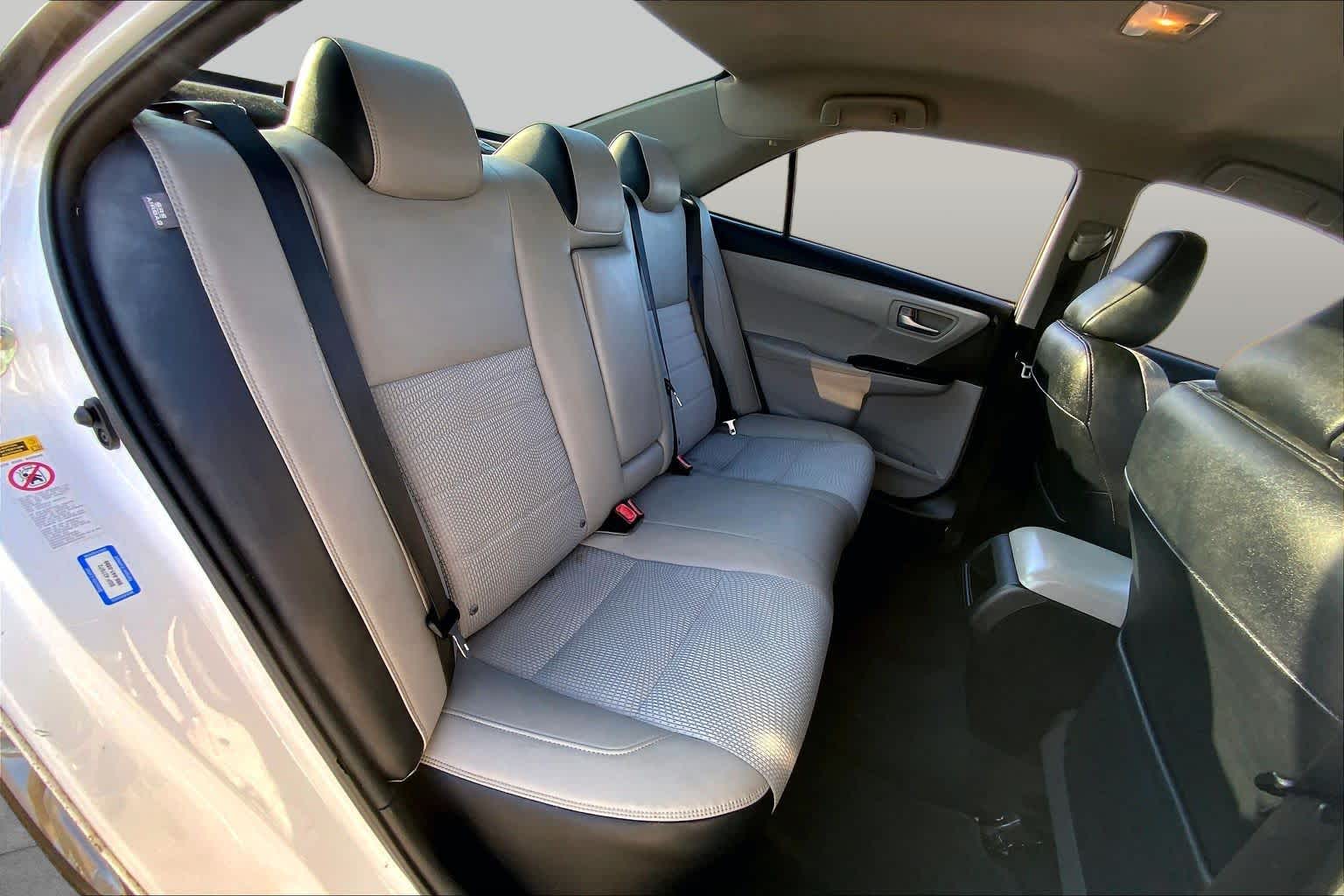 2016 Toyota Camry photo 19 of 36