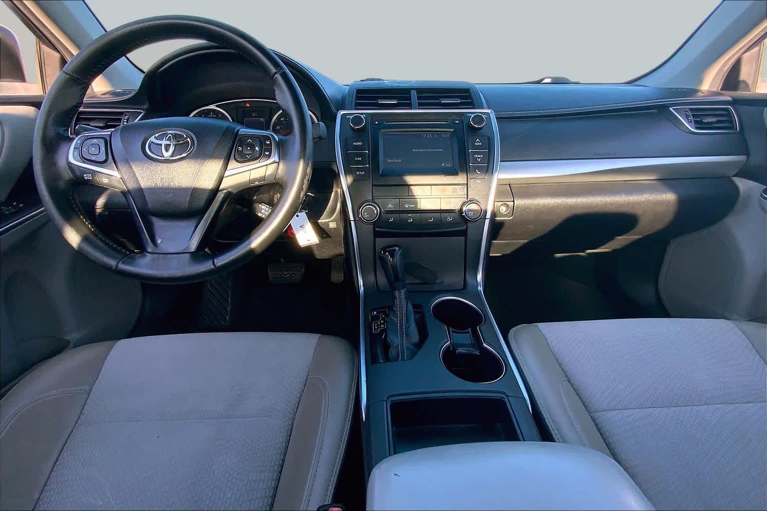 2016 Toyota Camry photo 15 of 36