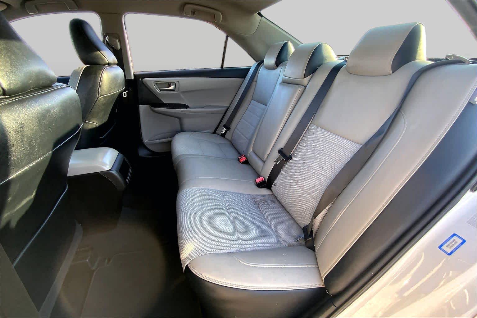 2016 Toyota Camry photo 20 of 36