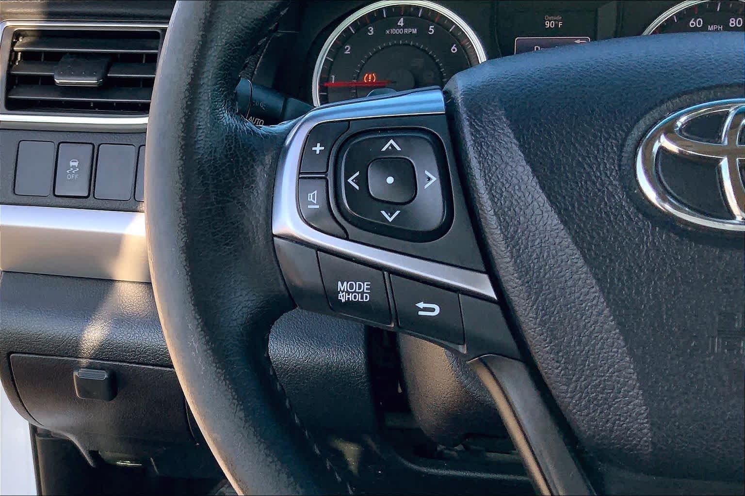 2016 Toyota Camry photo 23 of 36