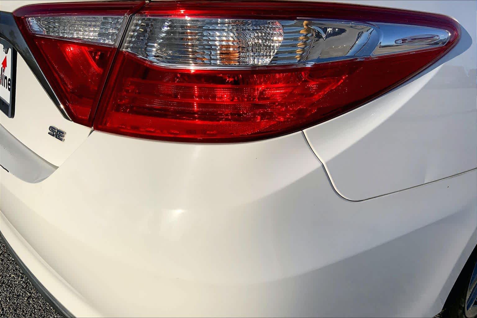 2016 Toyota Camry photo 30 of 36