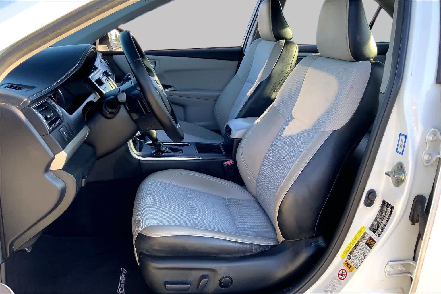 2016 Toyota Camry photo 8 of 36
