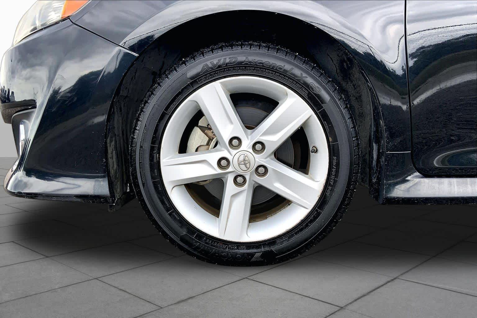 2012 Toyota Camry photo 11 of 34