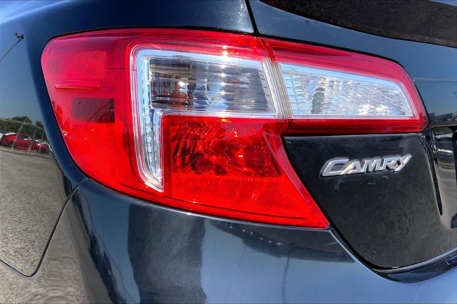 2014 Toyota Camry photo 27 of 35