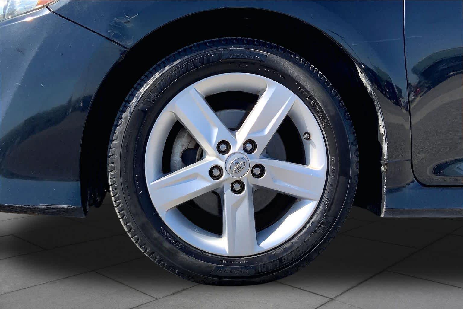 2014 Toyota Camry photo 10 of 35