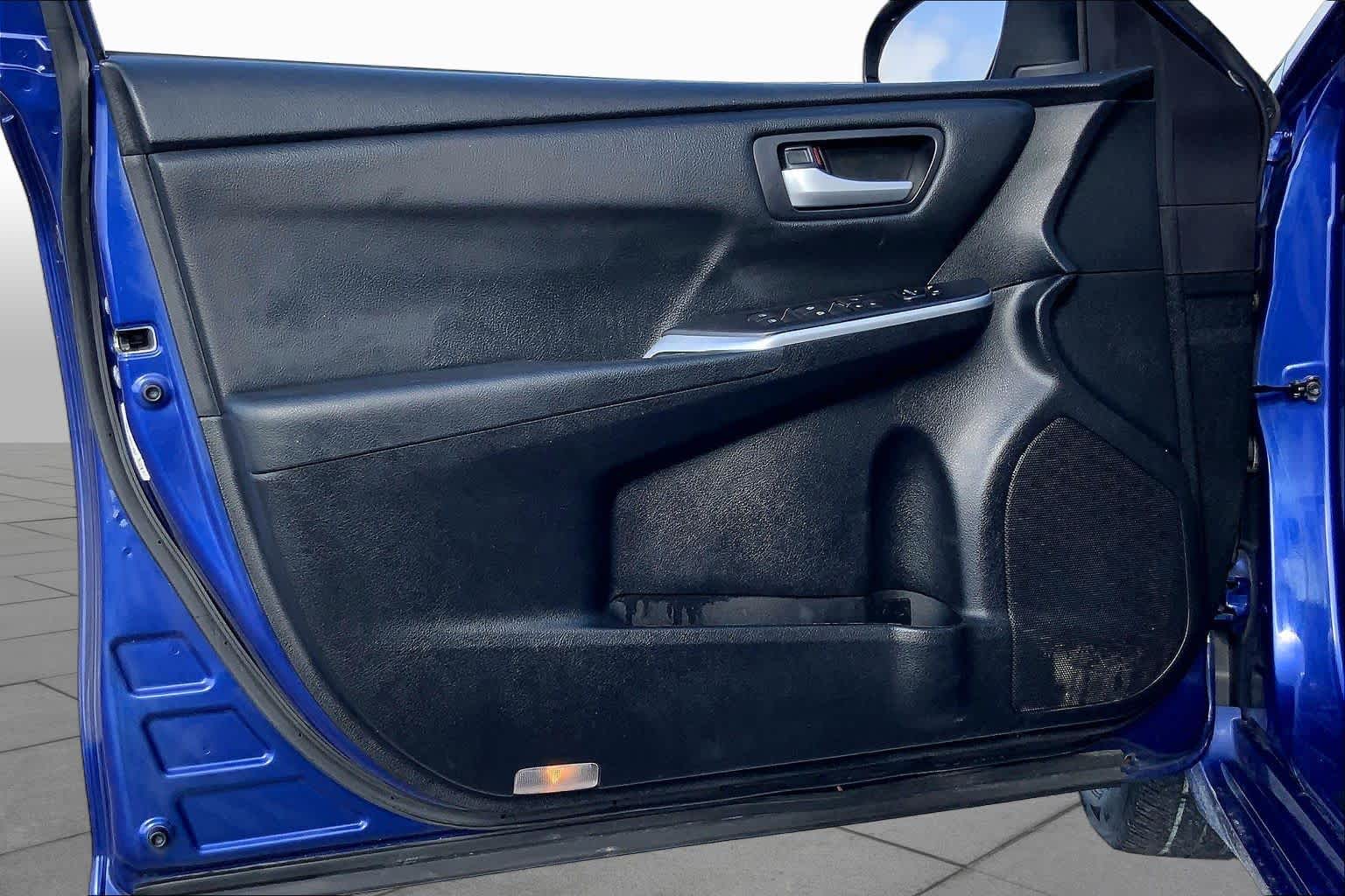 2015 Toyota Camry SE Blue Crush Metallic at Group 1 Toyota Southwest
