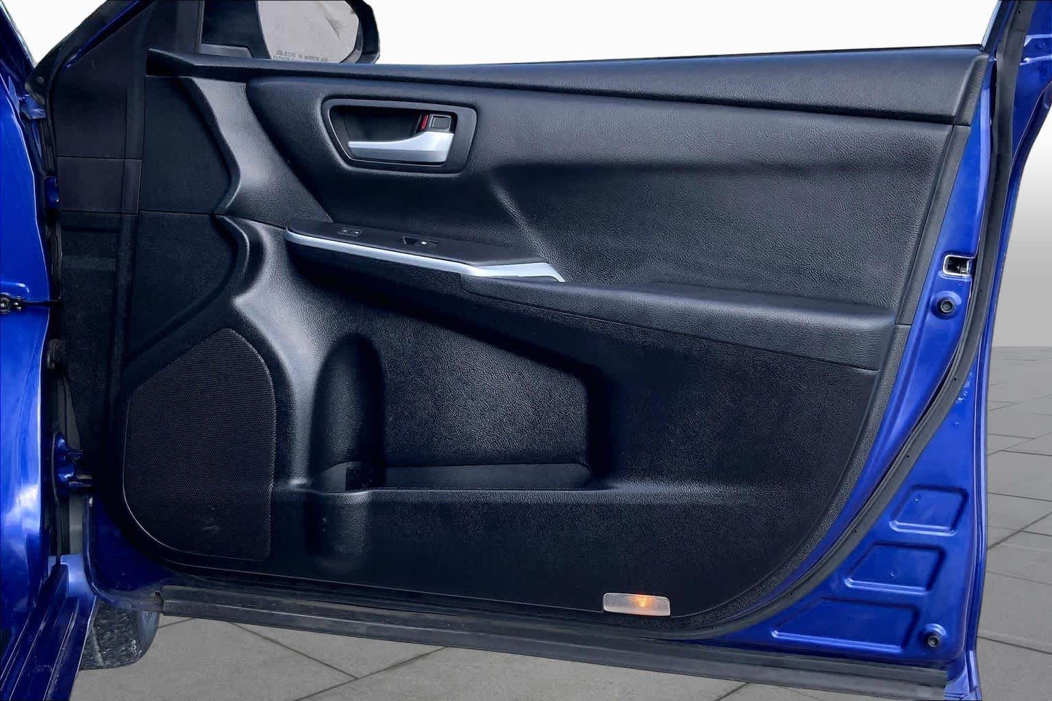 2015 Toyota Camry SE Blue Crush Metallic at Group 1 Toyota Southwest