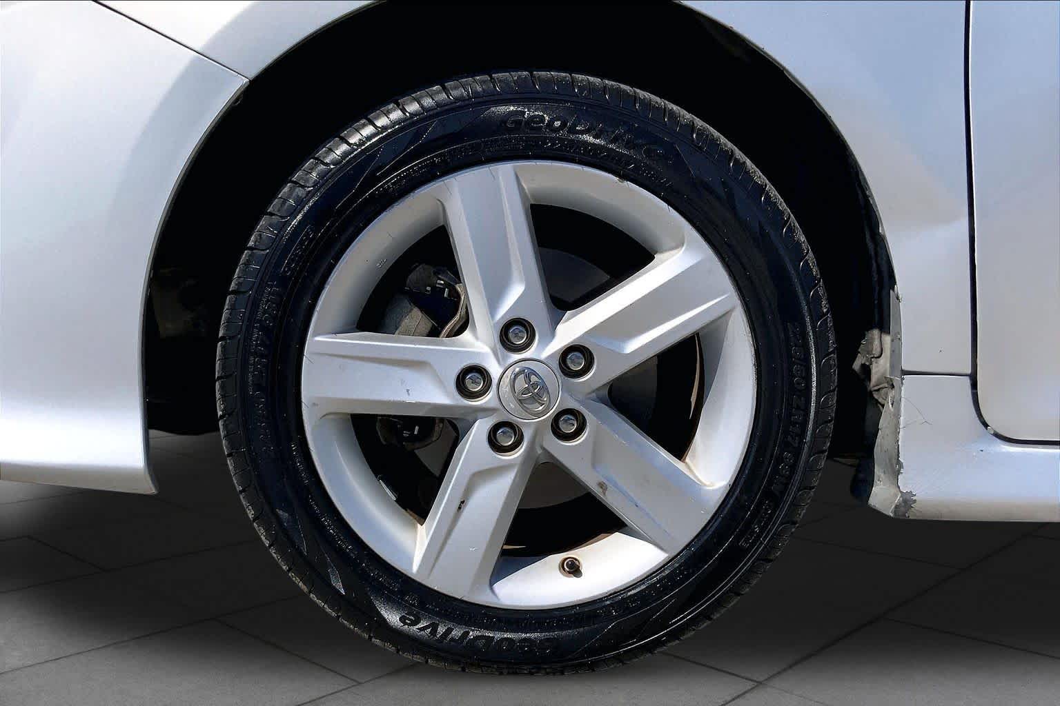 2013 Toyota Camry photo 11 of 35