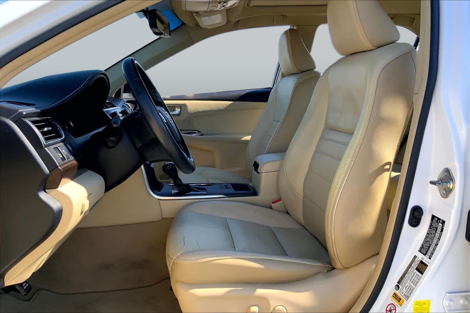 2016 Toyota Camry photo 8 of 36