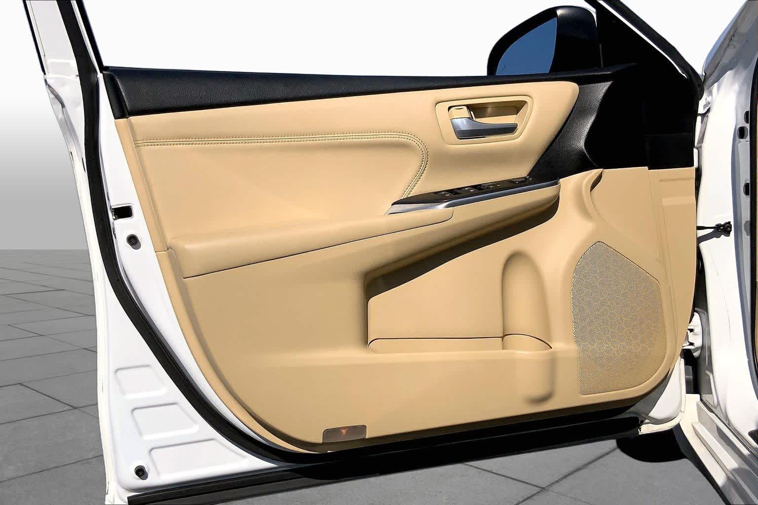 2016 Toyota Camry photo 21 of 36
