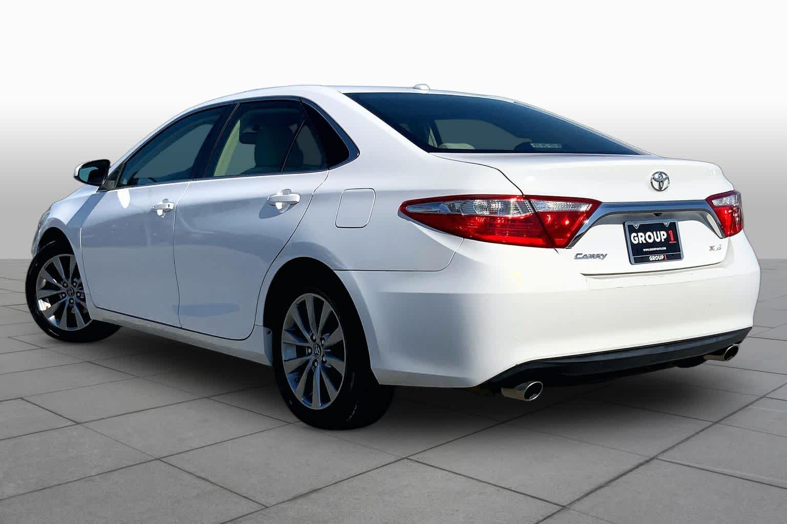 2016 Toyota Camry photo 12 of 36