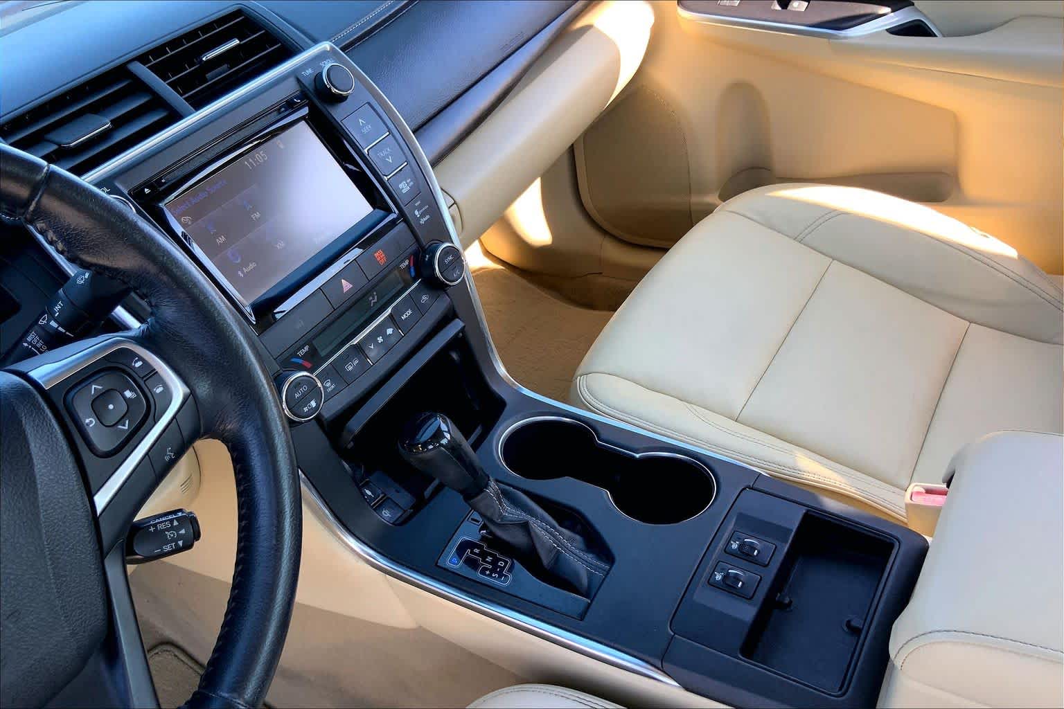 2016 Toyota Camry photo 16 of 36
