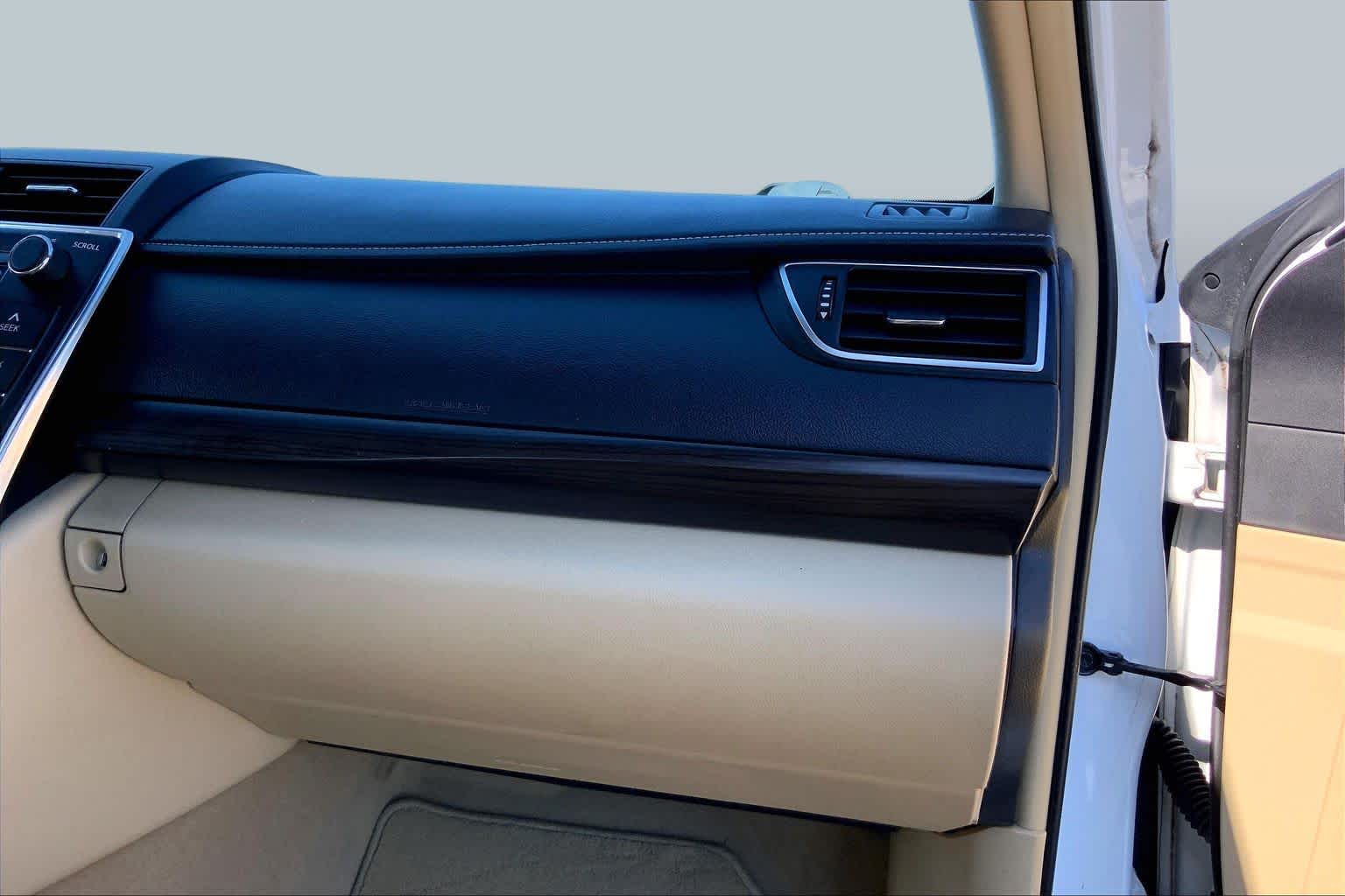 2016 Toyota Camry photo 18 of 36