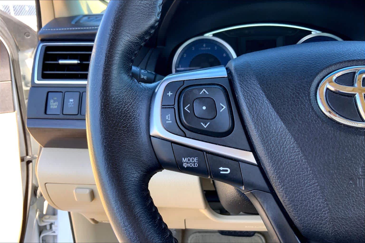 2016 Toyota Camry photo 23 of 36