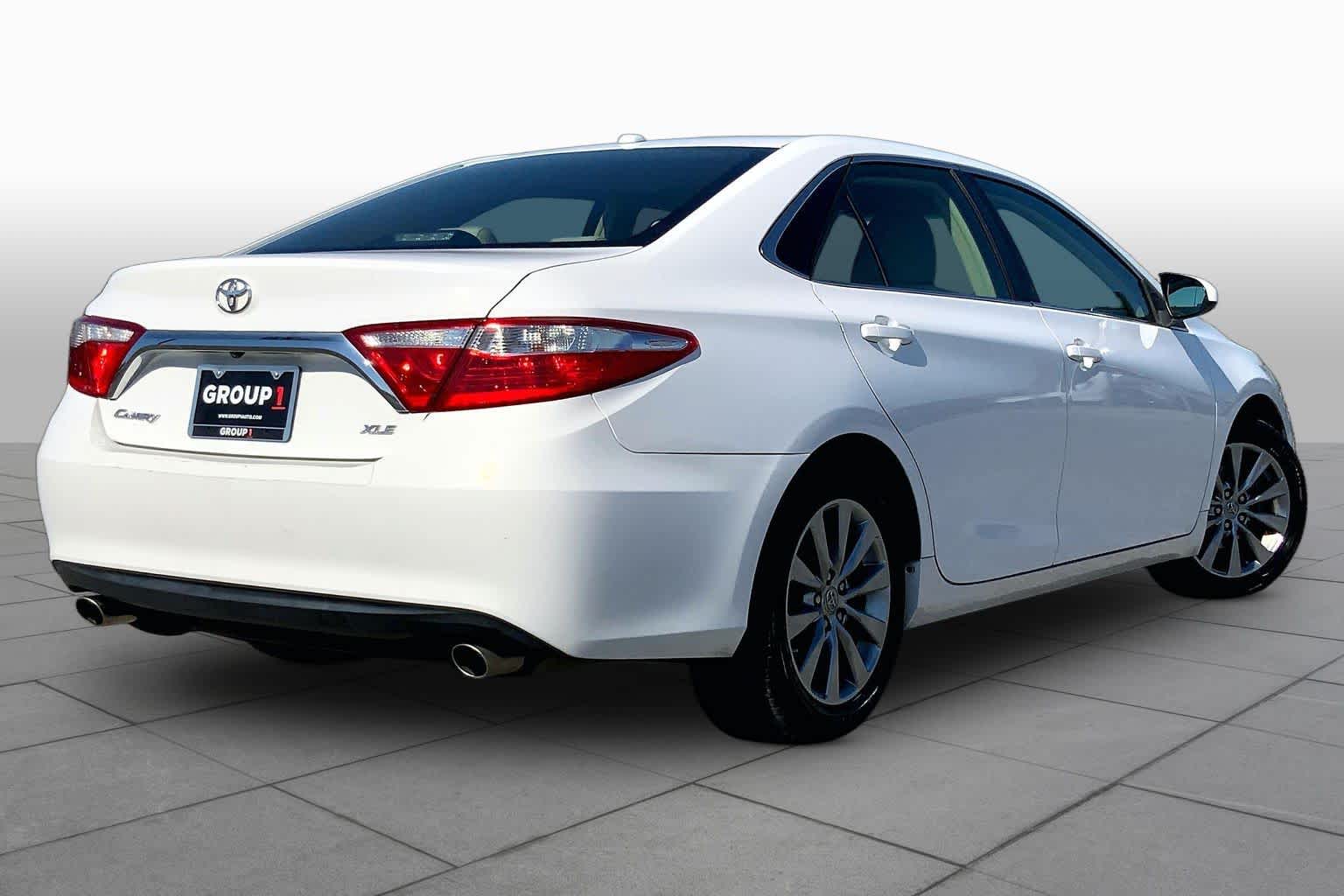 2016 Toyota Camry photo 13 of 36