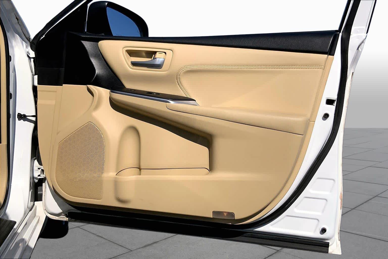 2016 Toyota Camry photo 22 of 36