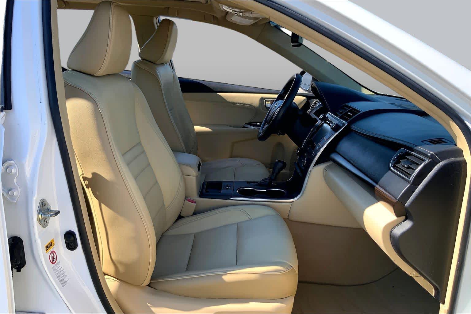 2016 Toyota Camry photo 9 of 36