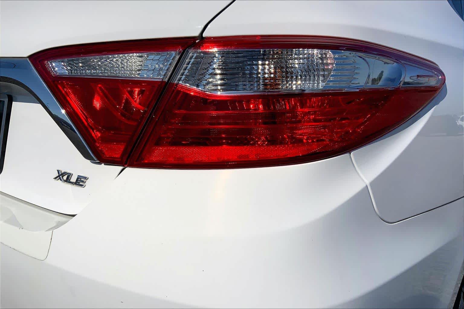 2016 Toyota Camry photo 10 of 36