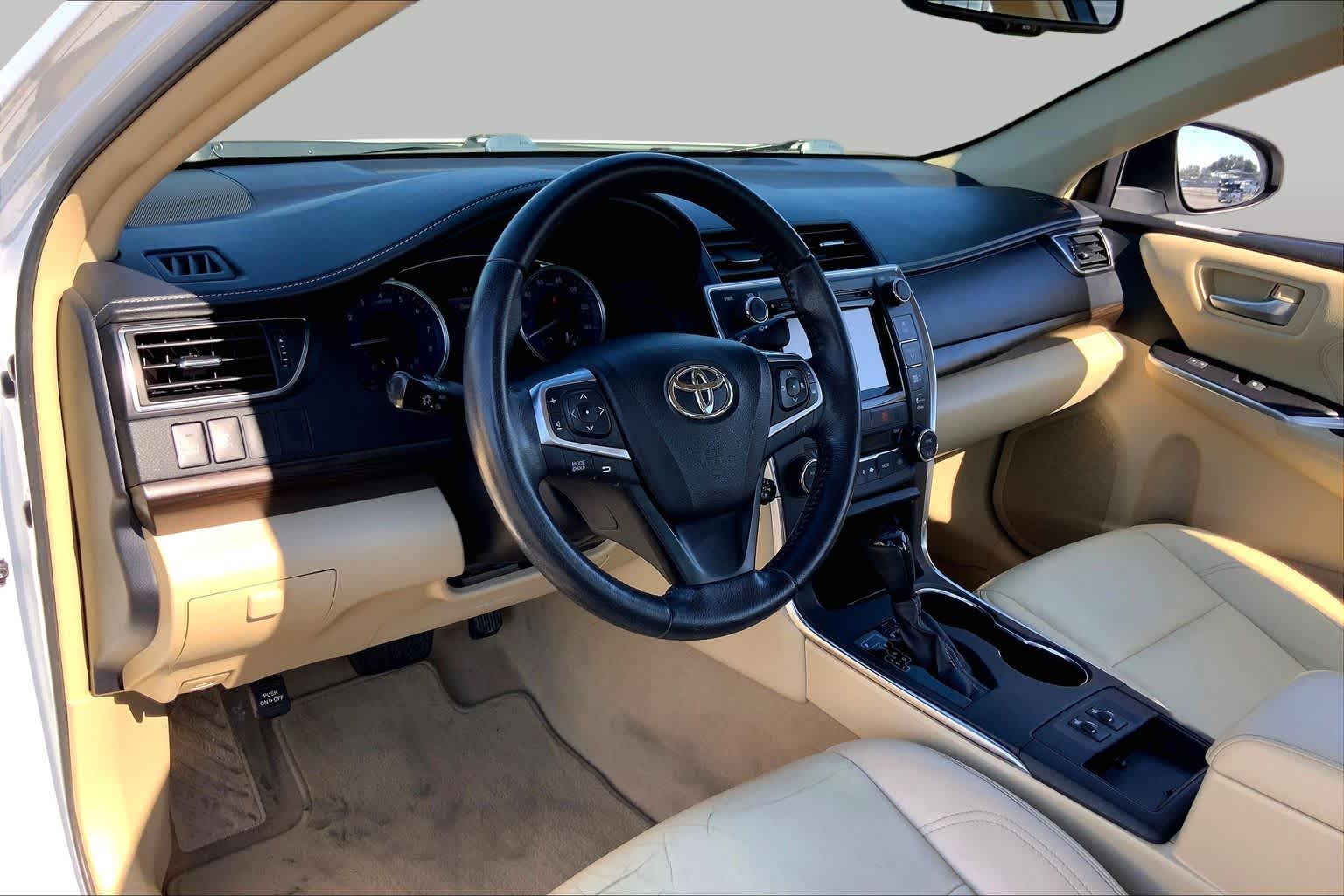 2016 Toyota Camry photo 17 of 36