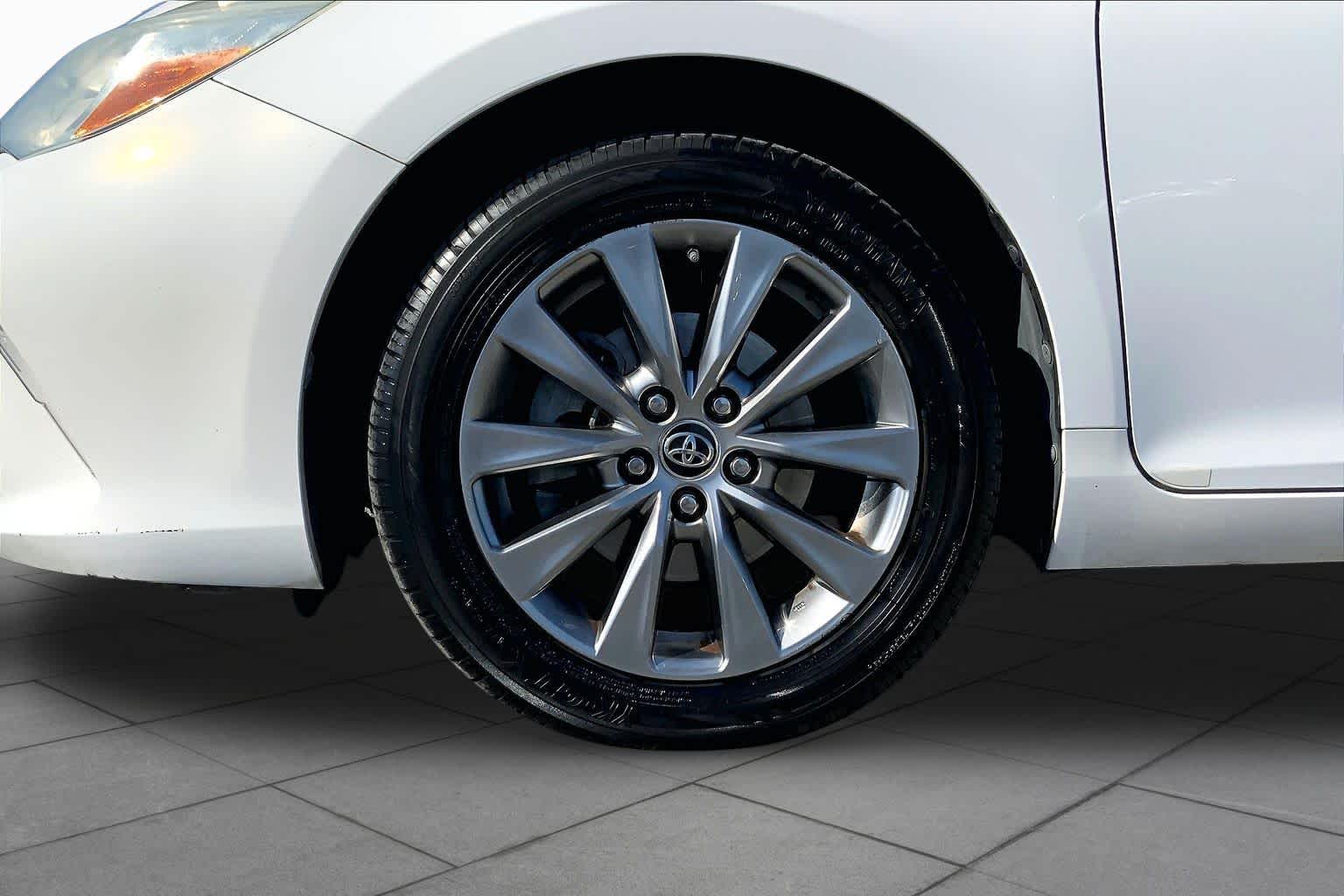 2016 Toyota Camry photo 11 of 36