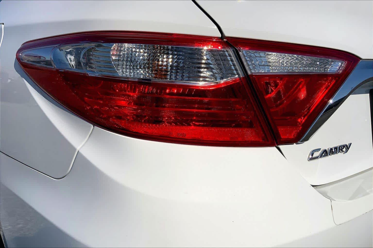2016 Toyota Camry photo 28 of 36