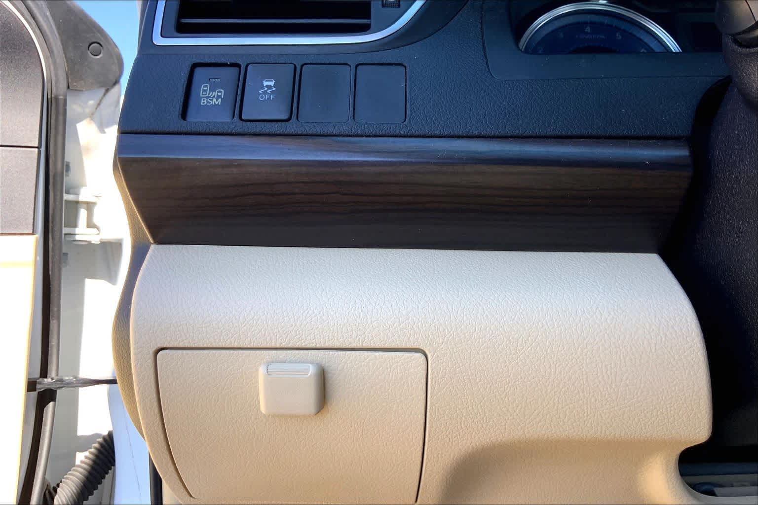 2016 Toyota Camry photo 33 of 36