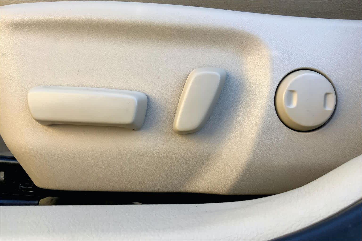 2016 Toyota Camry photo 34 of 36
