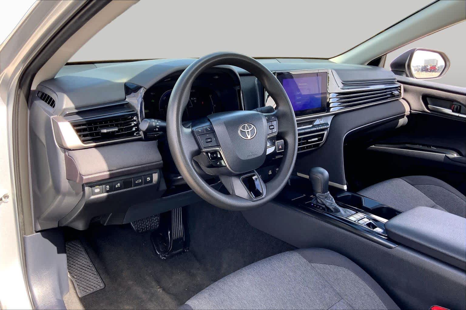2025 Toyota Camry photo 17 of 36