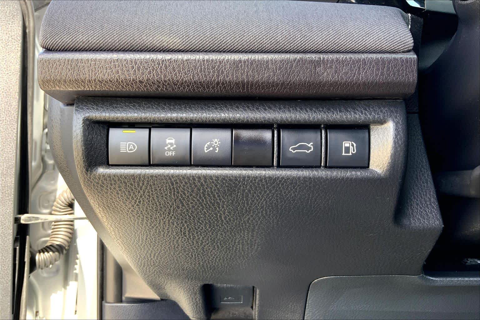 2025 Toyota Camry photo 33 of 36