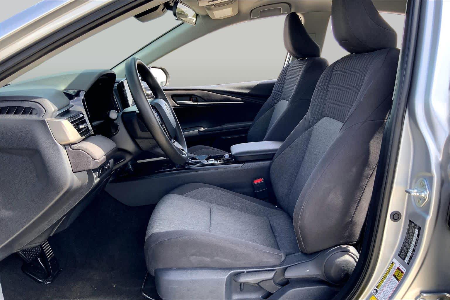 2025 Toyota Camry photo 8 of 36