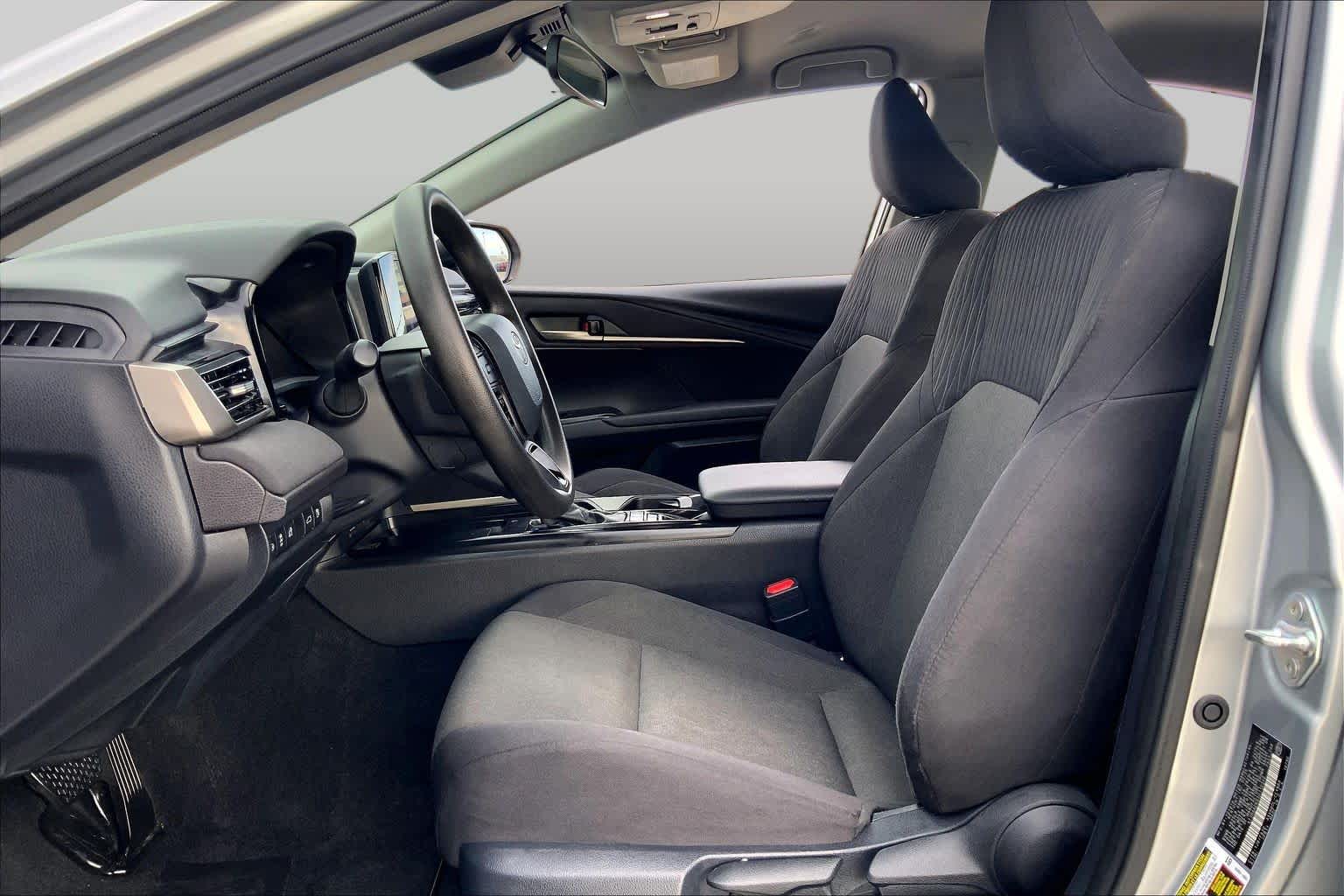 2025 Toyota Camry photo 8 of 36