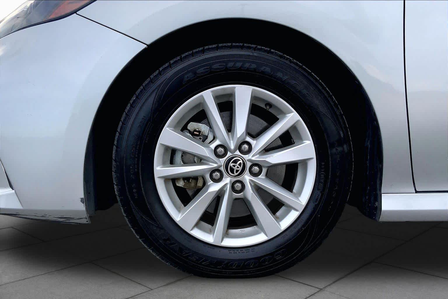 2025 Toyota Camry photo 11 of 36